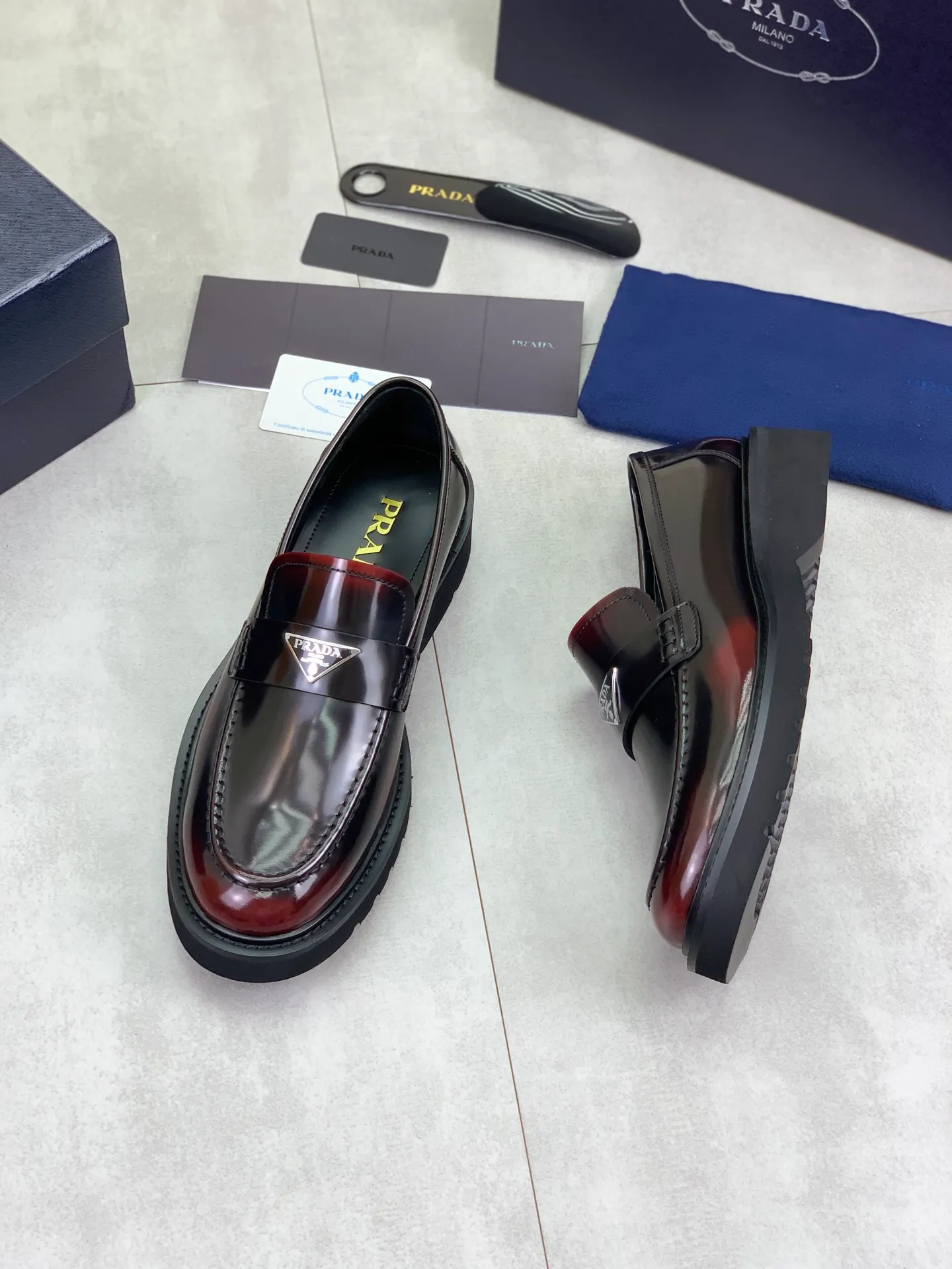 Factory price P880💰Original quality, top version🔱 ＰＲＡＤＡPrada. Men’s business casual leather shoes, top quality products. 1:1 shipment⬆️Luxurious and noble👞All imported original color-brushed edge beads, just to create a more comfortable wearing experience. Upper: Original comfortable open-edge bead rubbed color calfskin➕Top imported water-dyed full cow lining, original high-end lightweight and comfortable TPU foam combination bottom✔️Code number: 39-44 (38 45) 46 47 can be customized)